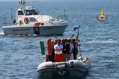 Una corona sul fondo del mare per ricordare Paolo Carnicelli