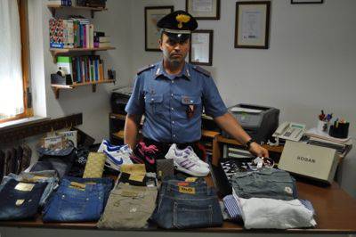 Jeans, magliette e occhiali contraffatti. I Carabinieri sequestrano mercatino del lusso