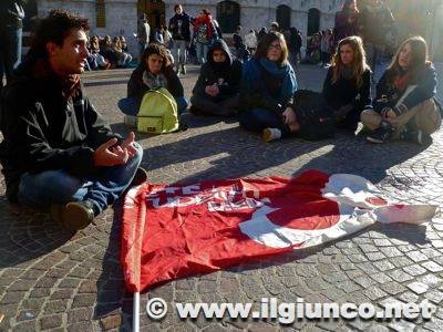 Oltre 200 studenti in piazza per parlare del futuro della scuola e della società