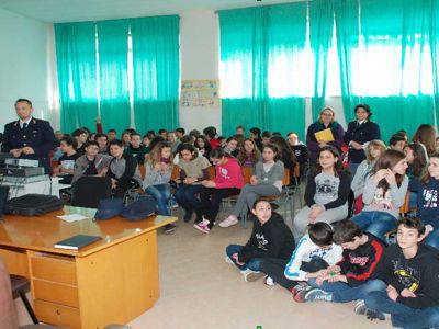 A lezione di web: gli studenti imparano dalla Polizia postale a non cadere nella “rete”