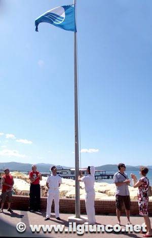 A Follonica sventola la bandiera blu: la città ha festeggiato il suo mare e il suo ambiente