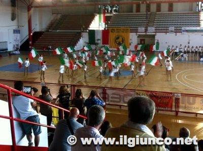 Follonica capitale nazionale del pattinaggio artistico Uisp: gli atleti sfilano con le bandiere italiane