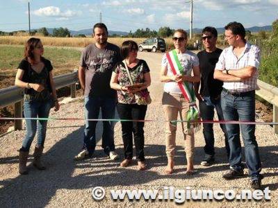 La Iacomelli taglia il primo nastro e inaugura il ponte ricostruito dopo l’alluvione