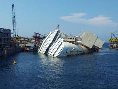 Blitz alla Concordia: Goletta verde manifesta contro i ritardi alla rimozione