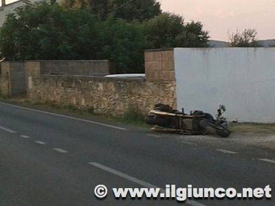 Incidente stradale, coinvolto anche un bambino: dopo l’impatto l’auto tenta la fuga