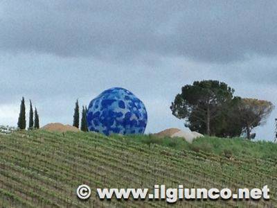 La “palla azzurra”, la scultura che sembra un ufo e che affascina la Maremma