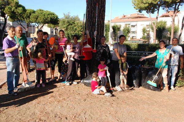 Mamme e bambini a lavoro per pulire il parco. Adesso la palla passa al comune