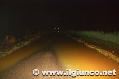 Alluvione nella notte: i fulmini illuminano la pianura sott’acqua – VIDEO