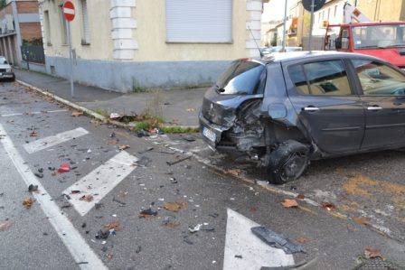 Auto pirata nella notte ne distrugge un’altra parcheggiata