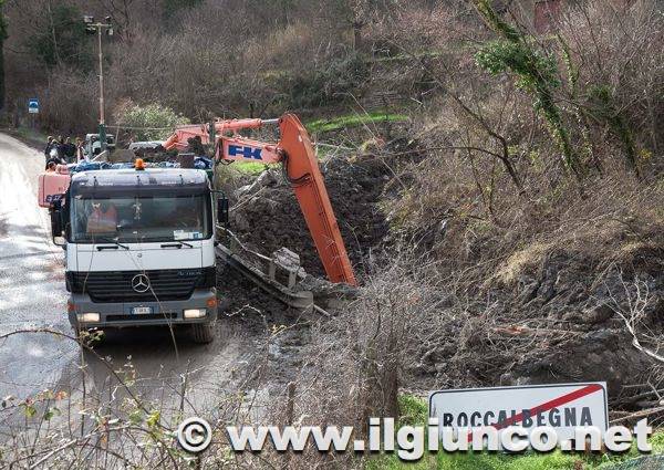 Roccalbegna: chiusa la strada provinciale. Le FOTO della frana che avanza