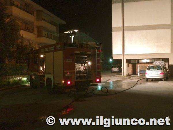 Tre auto incendiate: fiamme anche sulla palazzina. Torna l’incubo piromane