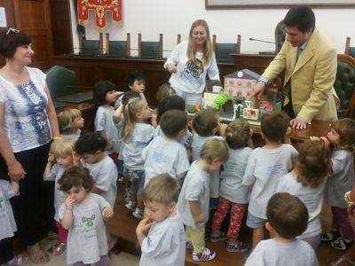 I bambini di due nidi cittadini in visita dal sindaco Bonifazi con un plastico del comune