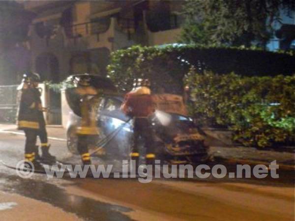 Auto a fuoco in città: l’incendio si è sviluppato nella notte. La FOTO dell’intervento