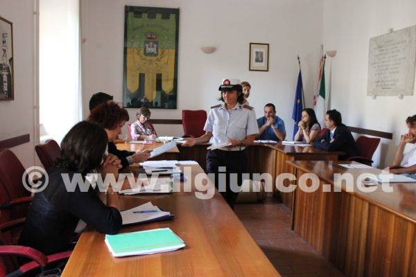 Polemiche sul bilancio: l’opposizione abbandona l’aula, il sindaco regala il manuale – FOTO