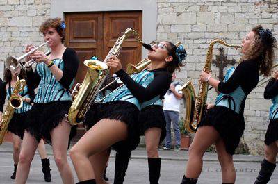 A Marina arriva Girlesque, la street band tutta femminile. E poi la musica di De Andrè