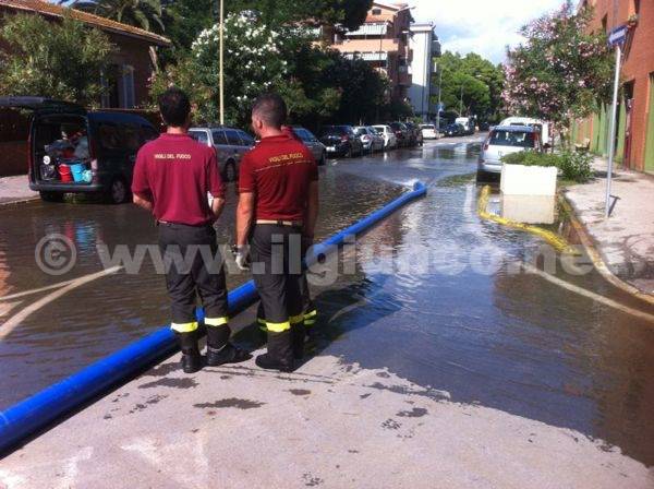 La strana domenica balneare, sul litorale si contano i danni del maltempo