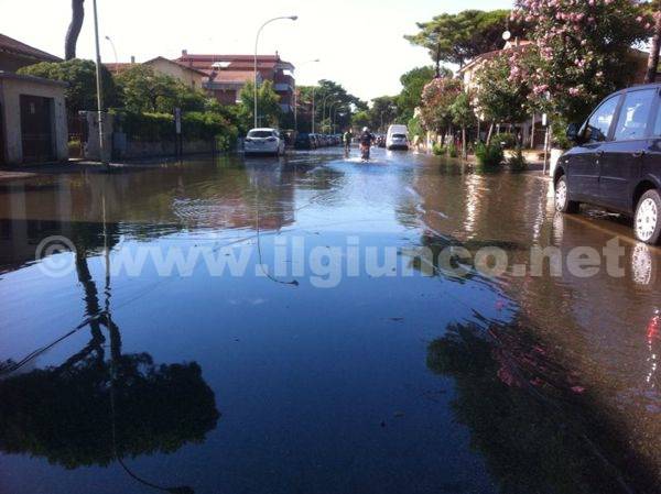 Marina, ancora difficoltà. Strade allagate e vigili a lavoro con le idrovore – FOTO