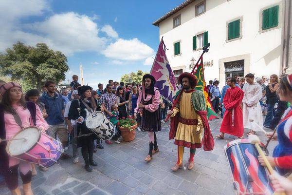 A Castel del Piano contrade in festa. È tempo di Palio: ecco il “cencio”