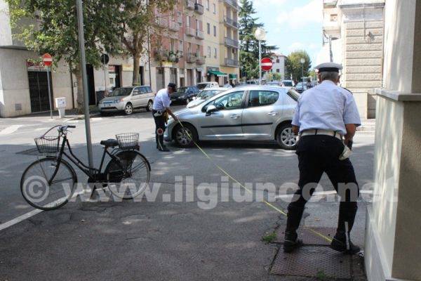 Donna investita in città mentre era in sella alla sua bici – FOTO