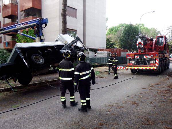 Camion si ribalta in città, per raddrizzarlo interviene l’autogrù dei pompieri – FOTO