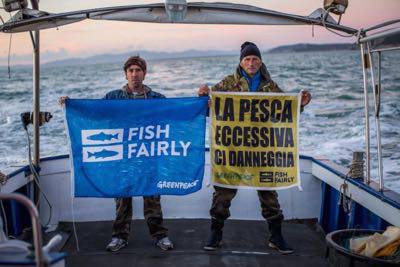 Green Peace in Maremma contro la pesca illegale ed eccessiva. Appoggio alla casa dei Pesci