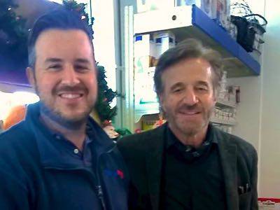 Christian De Sica a Grosseto dopo lo spettacolo fa shopping con amici e bulldog