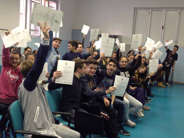 Scuola di eccellenza: i ragazzi delle scuole media follonichesi ricevono i diplomi Trinity