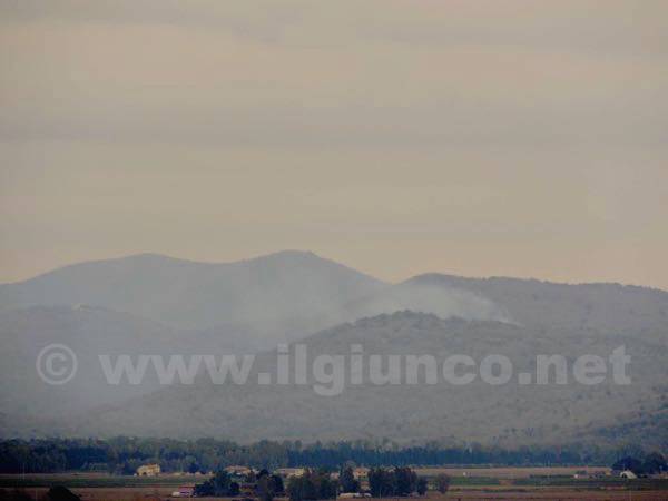 Incendio in corso ad Orbetello: in azione due squadre di Vigili del fuoco