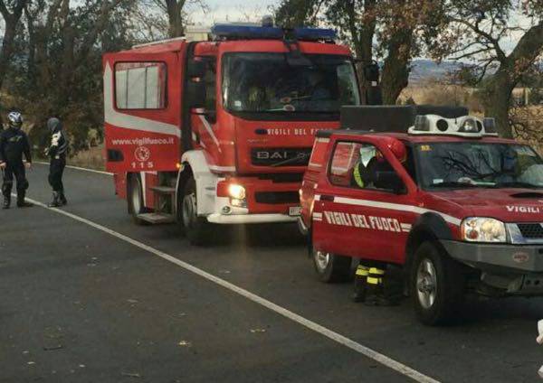 Muore motociclista: si schianta contro un albero e resta schiacciato tra la pianta e la moto