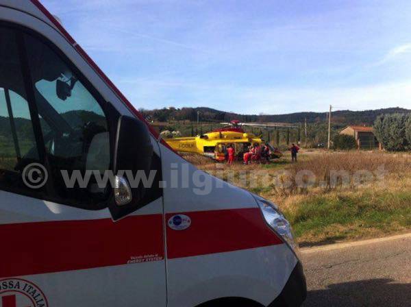 Sangue sulla strada, muore nell’incidente dopo essere stato sbalzato fuori dall’auto