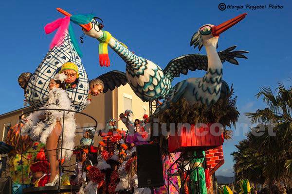 Oggi seconda sfilata del carnevale a Follonica. E stasera si elegge la miss