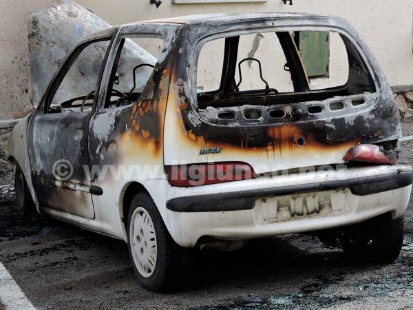 Auto a fuoco nella notte. L’incendio potrebbe essere doloso – FOTO