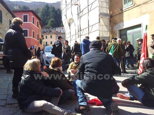 Seduti davanti alle poste a Montieri i cittadini bloccano la strada per protesta