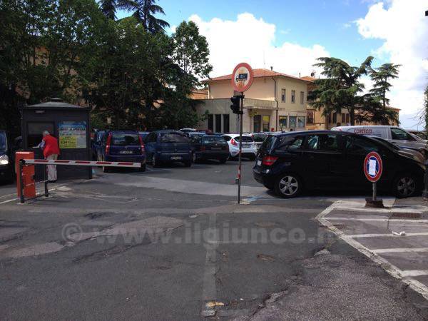 Coronavirus: parcheggio in pazza Mazzini gratis per 2 ore. «Accesso al centro agevolato per urgenze»