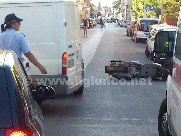 ULTIM’ORA – incidente stradale: auto travolge scooter in città. FOTO