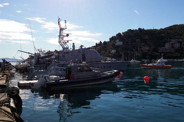 Naufragio all’Argentario: in cinque si arrampicano sugli scogli