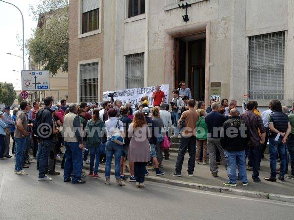 LA PROTESTA – Fischi e striscioni contro il Consorzio: gli alluvionati pronti a tutto – FOTO