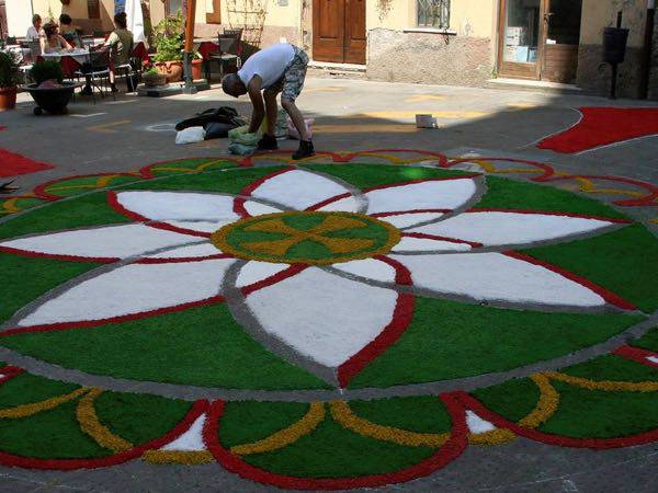 La pioggia non ferma l’infiorata: successo a Pitigliano per i festeggiamenti del Corpus Domini