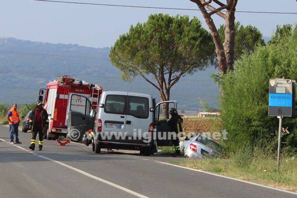 Incidente stradale: marito e moglie incastrati nell’auto dopo lo scontro con un furgone – FOTO