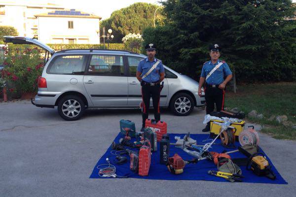 Furti in auto e cantieri: arrestati due uomini. I carabinieri cercano i proprietari della refurtiva