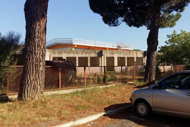 Via l’eternit dalla scuola di Albinia. Avanti con la demolizione