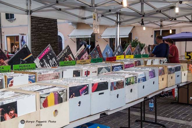 Il vinile va di moda: i dischi da collezione conquistano Follonica