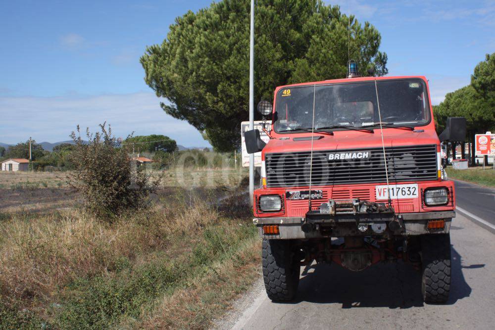 ULTIM’ORA – Fuori strada sull’Aurelia, si ribalta nella fossa