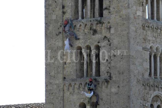 Operai acrobati per pulire il campanile, e domani si svelano gli affreschi della cupola