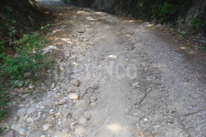 Insieme per Roccastrada: «Strada delle Pescine impraticabile. Spaccata l’auto di un residente»