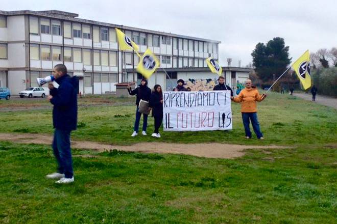 Scuola, manifestazione di Forza Nuova contro «Droga, ideologia gender e edilizia scolastica»