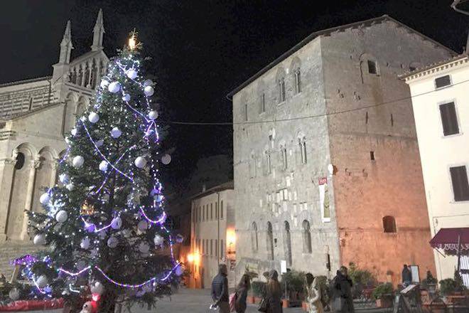 Albero in piazza e casa di Babbo Natale: a Massa si moltiplicano le iniziative