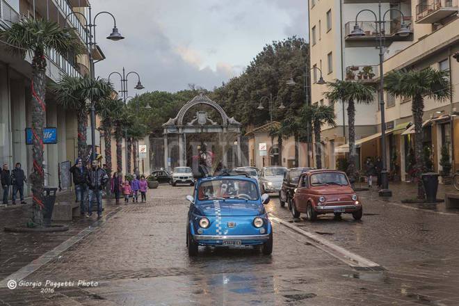 La Befana a Follonica lascia a casa la scopa e arriva in 500