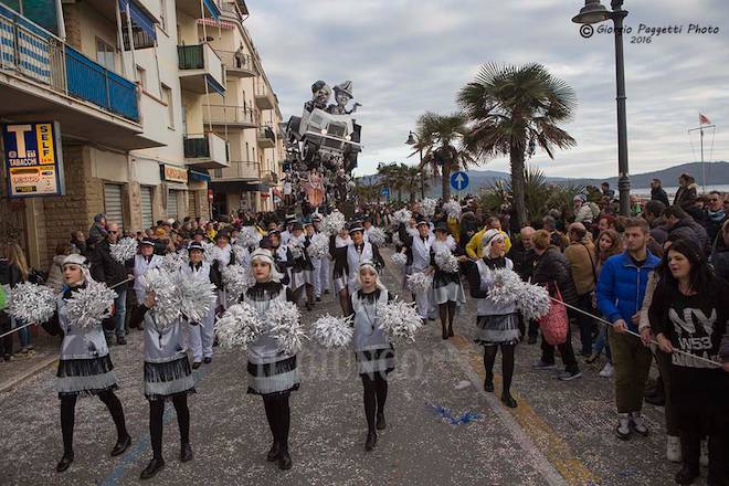 Carnevale, tutto sulla prima sfilata: pienone di gente e un po’ di suspance