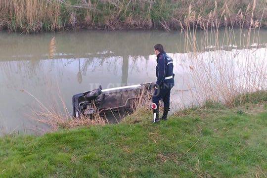 Auto nel canale: era stata rubata nella notte. Forse è stata gettata in acqua volontariamente